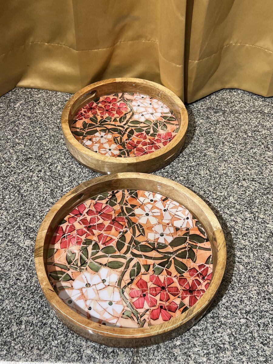 Round handcrafted resin cake and dessert stand