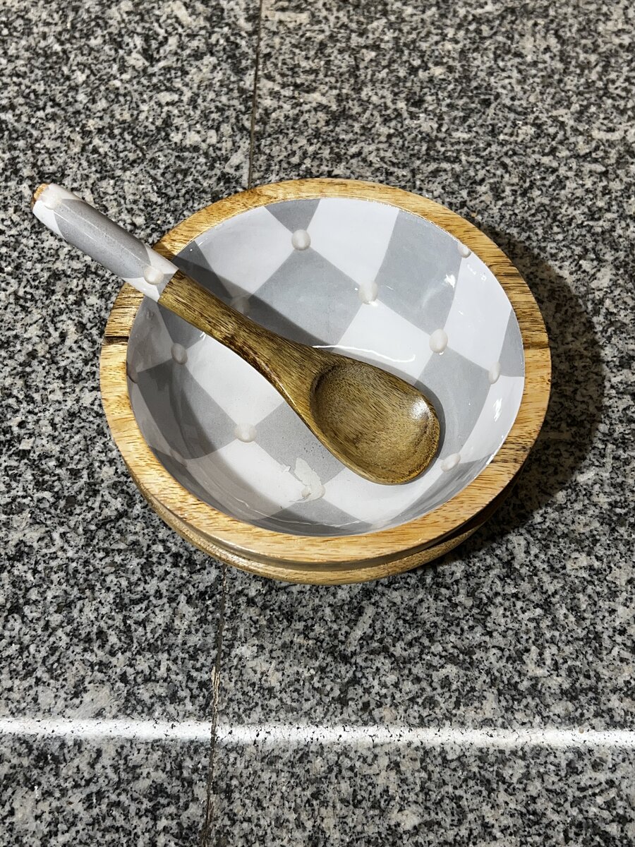 Round handcrafted resin cake and dessert stand