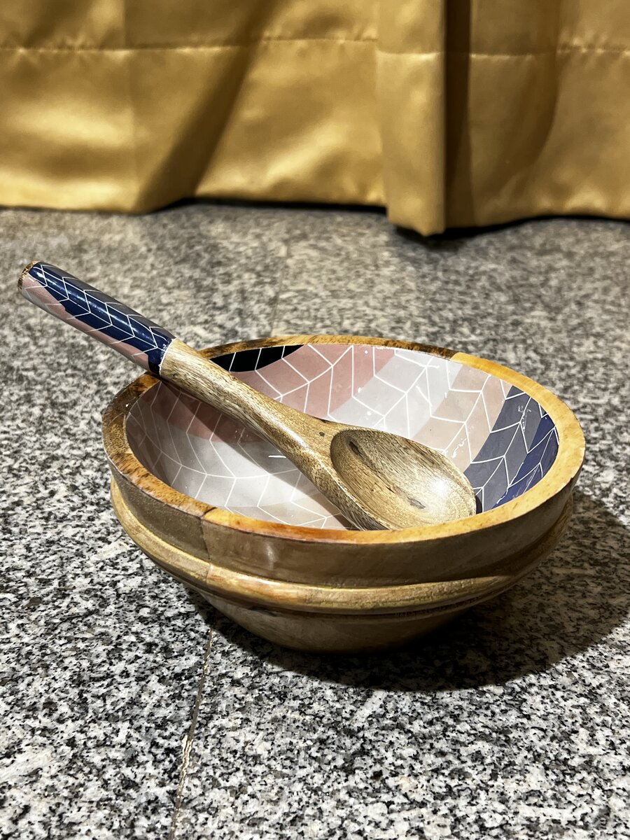 Round handcrafted resin cake and dessert stand
