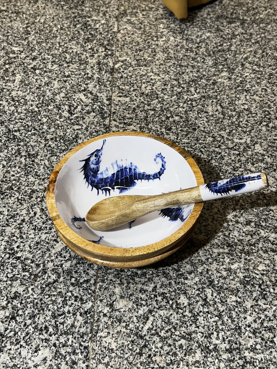 Round handcrafted resin cake and dessert stand